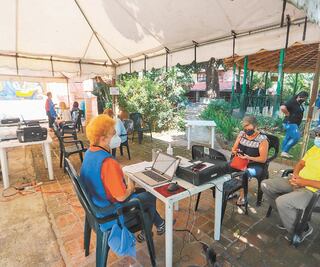 Estadounidenses se apuran a sufragar en Chapala