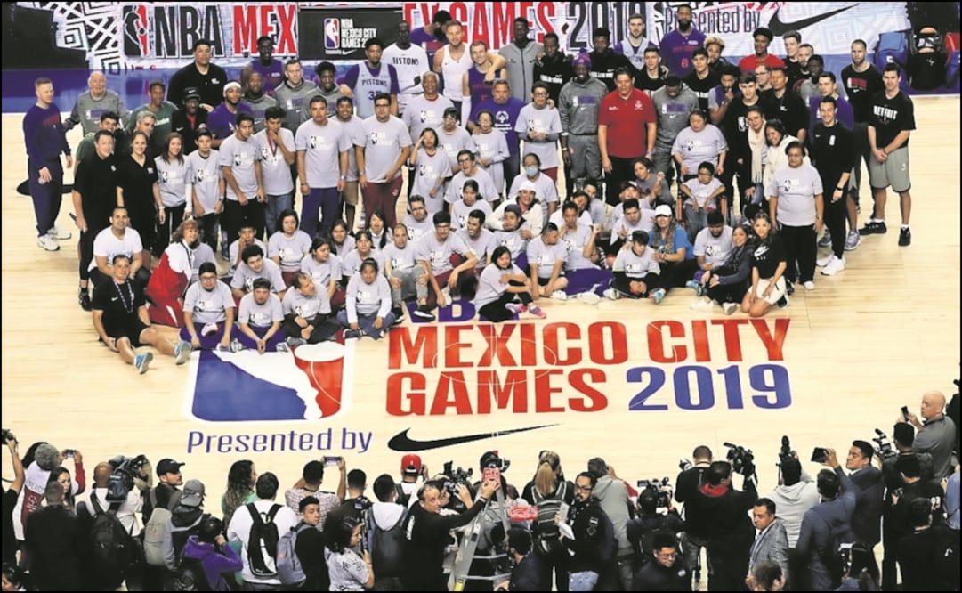 Los Pistons de Detroit y los medios de comunicación en un entrenamiento en la Arena Ciudad de México (Imago 7).