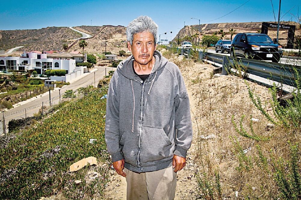 En la cima del Cañón del Muerto contrastan las improvisadas casitas de los migrantes con la espectacular vista al Océano Pacífico, y las grandes casas de la exclusiva colonia Playas de Tijuana (ROBERTO ARMOCIDA)