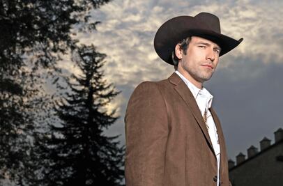 Rafael Amaya regresa de la muerte y se va de vacaciones