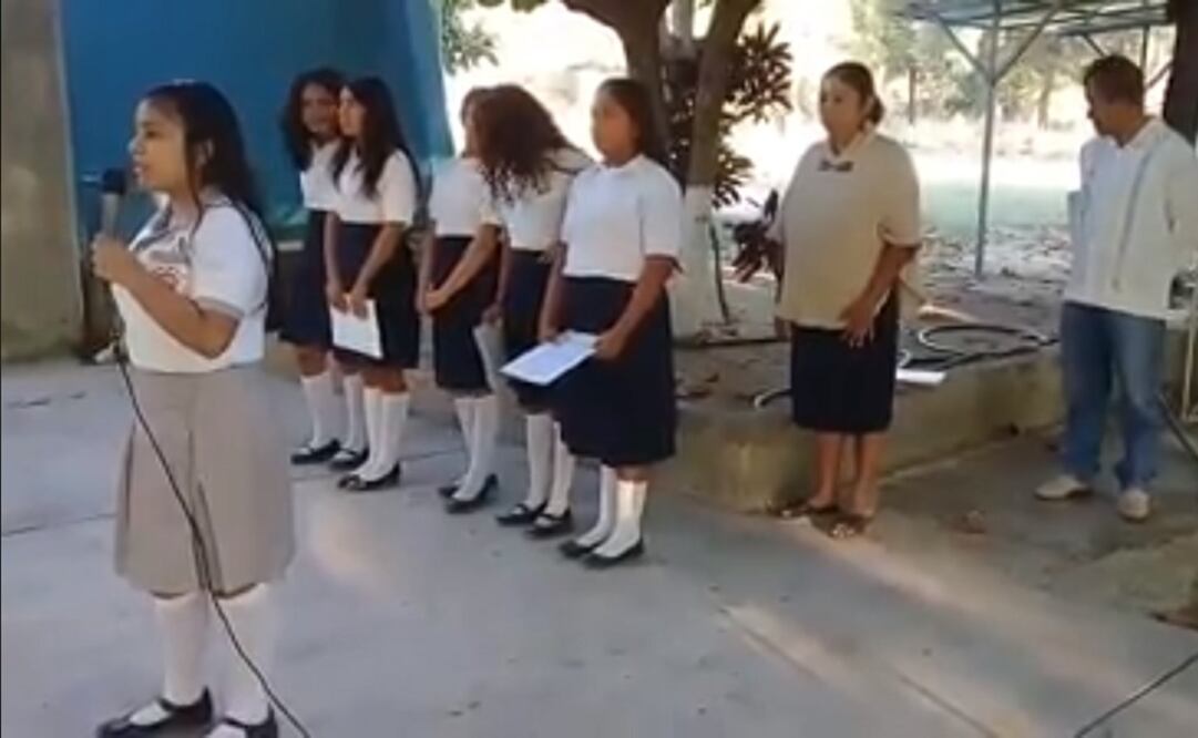 “Todo de Peña un fracaso”, es el título de la poesía narrada por la estudiante el lunes pasado en la comunidad de La Luz (Foto: tomada de video)