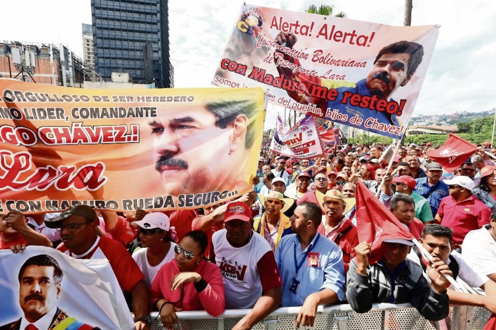 Transportistas durante una manifestación, ayer en Caracas, a favor del gobierno del presidente Nicolás Maduro, después de que se diera a conocer que el secretario general de la OEA (XINHUA)