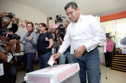 INE multa a PAN por gasto irregular 