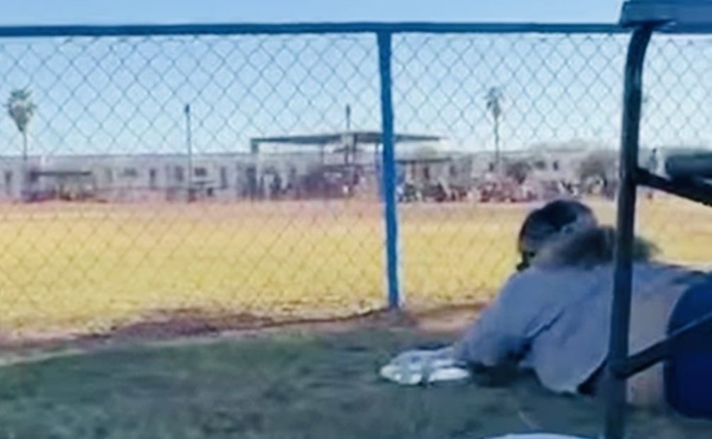 Partido infantil de béisbol termina en enfrentamiento de civiles armados y autoridades en Ciudad Obregón; operativo deja varios detenidos.
Foto: Especial.