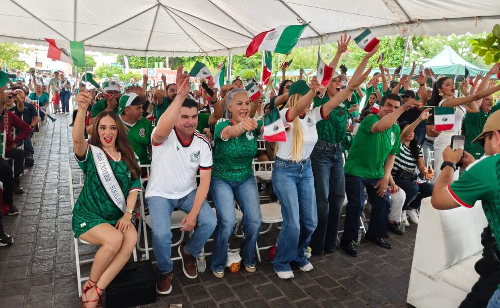 En la plazuela Miguel Hidalgo, de la cabecera municipal de Mocorito, cientos de jóvenes, niños y autoridades, portando la casaca verde, de la Selección Mexicana de futbol, festejaron el triunfo de México. | Foto: Especial.