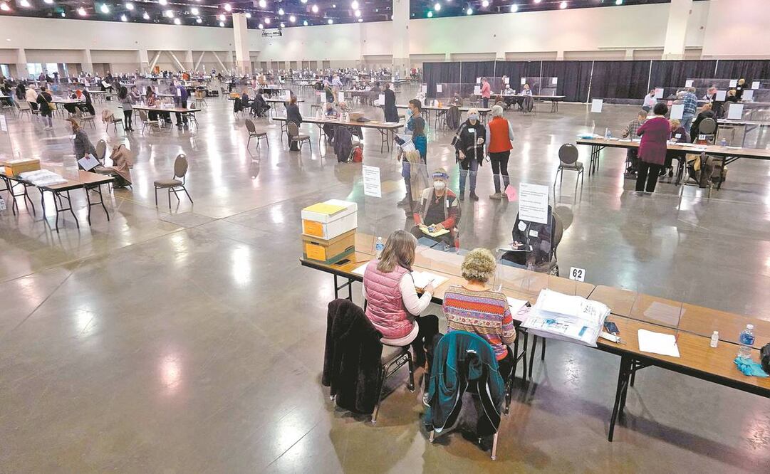 Oficiales electorales inician el proceso de recuento en Wisconsin. La campaña del mandatario Donald Trump pidió esta acción para los condados de Milwaukee y Dane. Foto: Scott Olson. AFP