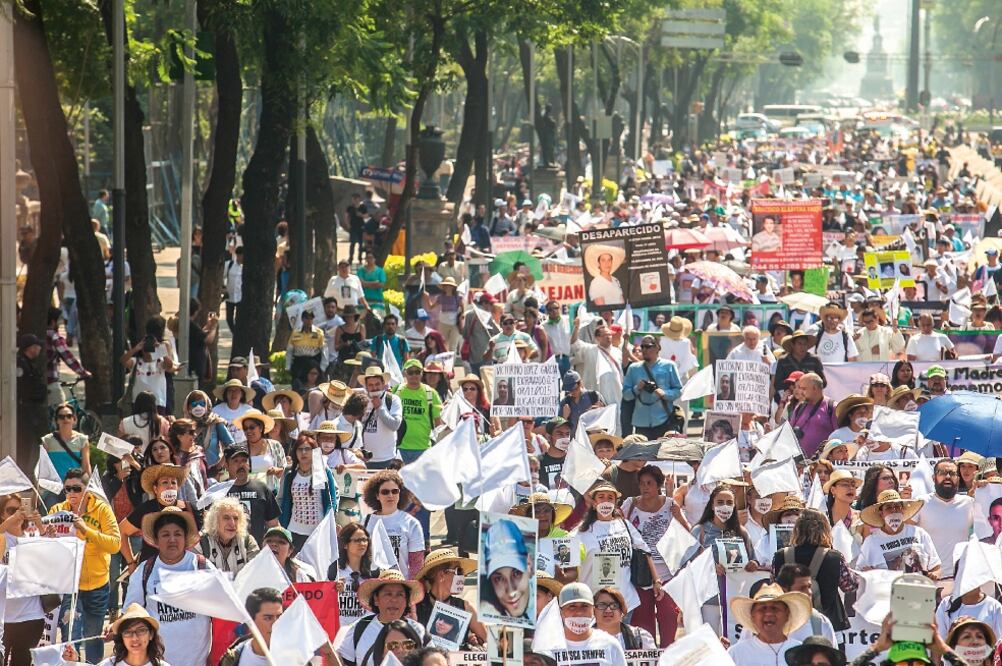 Más de 500 madres y familiares, según estimaciones del gobierno de la Ciudad de México, iniciaron la manifestación en el Monumento a la Madre, hasta llegar al Ángel de la Independencia (YADÍN XOLALPA. EL UNIVERSAL)