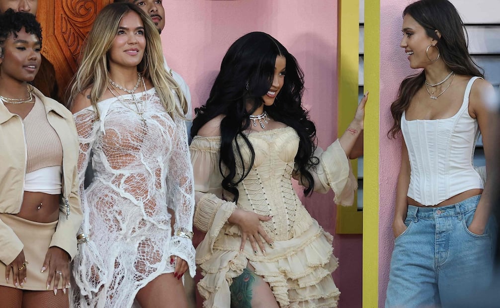 Cardi B, Karol G y Jessica Alba en la famosa casita de Bad Bunny. Foto: AFP.