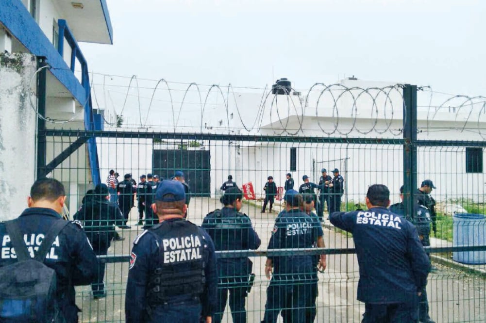 Prisioneros tomaron ayer el control del penal, rompieron cristales, destrozaron oficinas administrativas y quemaron colchones (SILVIA HERNÁNDEZ. EL UNIVERSAL)