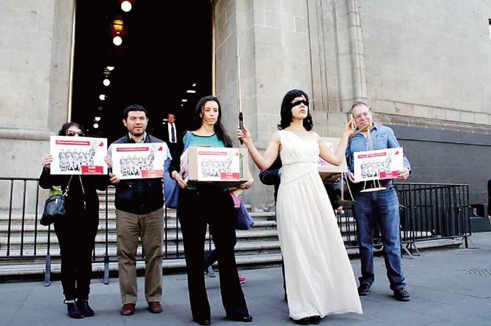 Un grupo de académicos encabezados por Catalina Pérez Correa y Javier Romero y una mujer disfrazada como La Justicia entregaron a la Presidencia de la República 45 mil firmas electrónicas para respaldar su petición de integrar con juristas las ternas