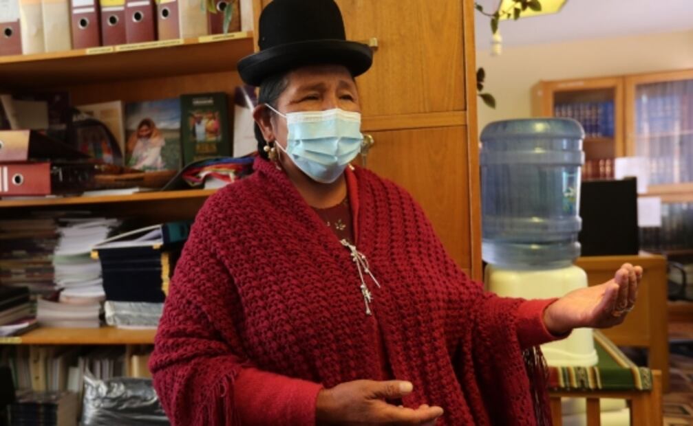 Pese a burlas, mujeres indígenas de Bolivia proponen castigos para hombres infieles