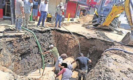 Fuga de agua afecta a 6 casas en Iztapalapa