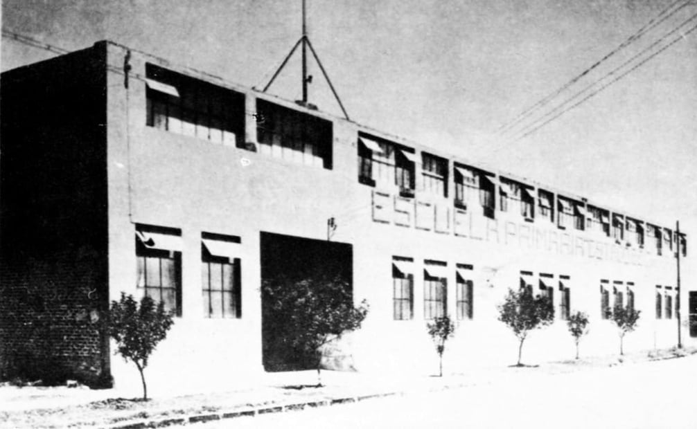 Escuela Primaria del Estado de Chiapas, en la colonia Álamos. Su costo fue de 26 mil 228 pesos y tenía nueve salones, además de un mural del pintor Jesús Guerrero Galván. Colección Villasana.