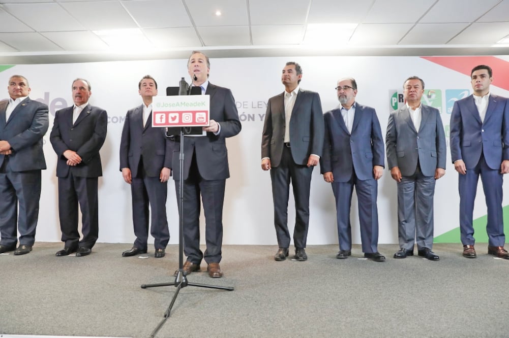 En conferencia, José Antonio Meade (centro) desglosó los puntos que incluye su propuesta contra la corrupción. (LUIS CORTÉS. EL UNIVERSAL)