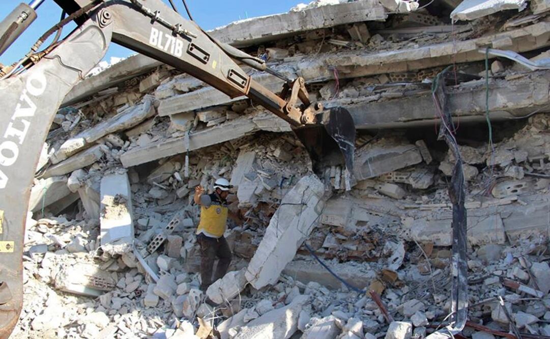 Miembro de la organización humanitaria Cascos Blancos inspeccionando el lugar del siniestro. (FOTO: AP)