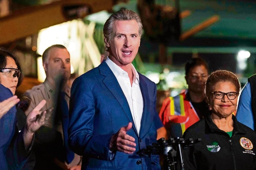 El gobernador de California, Gavin Newsom, y la alcaldesa Karen Bass, en Los Ángeles. Sarah Reingewirtz | AP