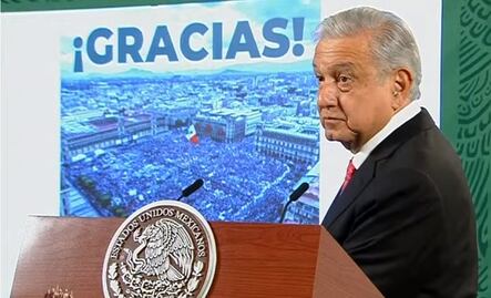 Agradece AMLO “de todo corazón” a quienes acudieron a su informe en el Zócalo