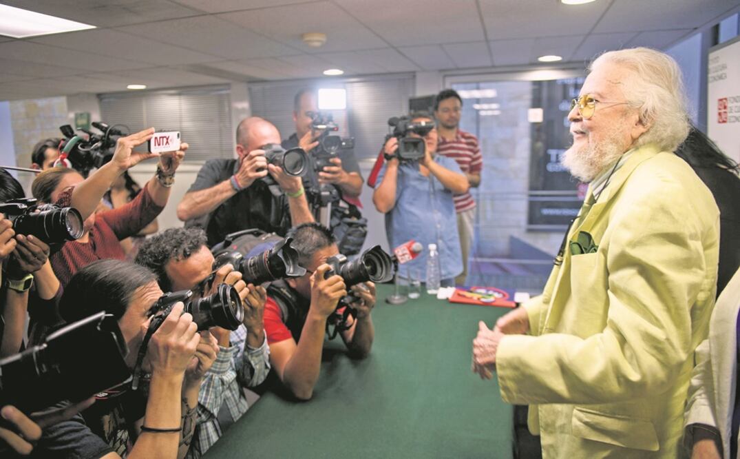 Fernando del Paso atendió ayer a fotógrafos y periodistas en una conferencia de prensa (JORGE A. MENDOZA. EL UNIVERSAL)