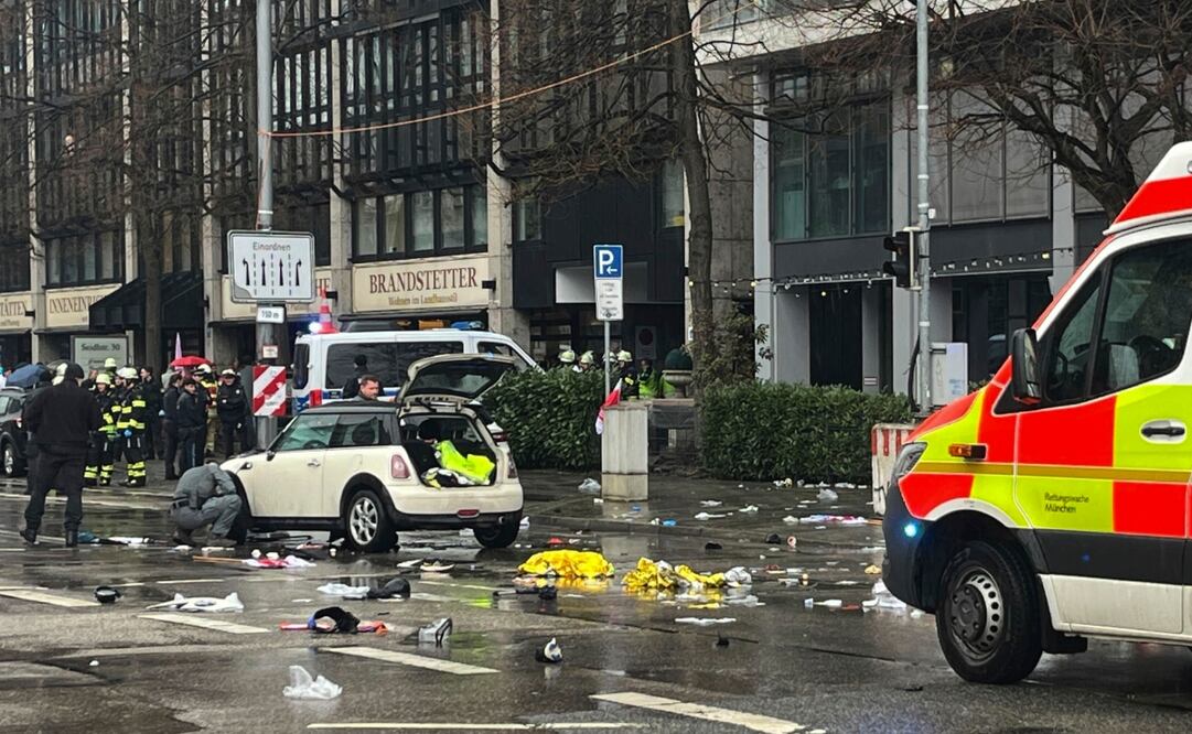 Trabajadores de emergencia asisten en el lugar donde un conductor atropelló a un grupo de personas en Múnich, Alemania. Foto: AP