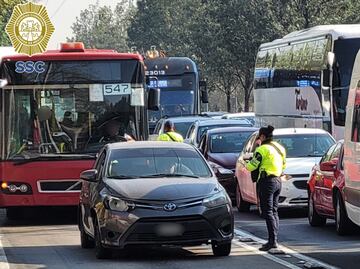 Realizan operativo para evitar invasión de ciclovías y carril del Metrobús en Cuauhtémoc; se llevan 8 motos y un auto al depósito