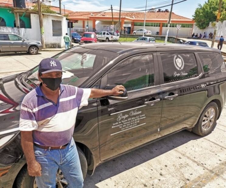 Carrozas fúnebres hacen fila afuera de hospitales en Tabasco