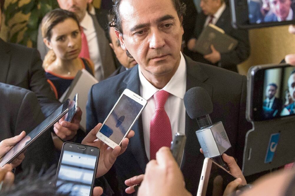 Pesquisa. Alberto Elías Beltrán, encargado de despacho de la PGR, dijo que sigue la indagatoria sobre los agentes desaparecidos (CRISTOPHER ROGEL. EL UNIVERSAL)