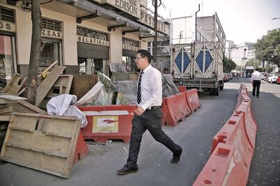 Tras obras, abandona CFE desechos en calle