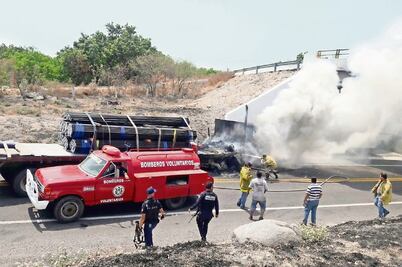 Afines a templarios bloquean carreteras de Michoacán 