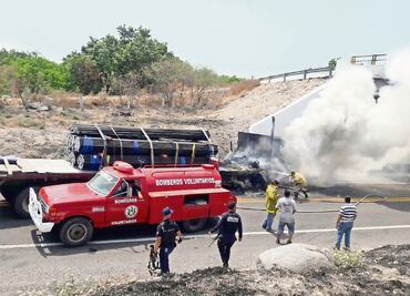 Afines a templarios bloquean carreteras de Michoacán
