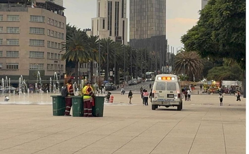 Paramédicos acudieron al sitio; el jóven herido presentó una lesión menor en la espalda. 22/09/2026. | Foto: Valente Rosas/El Universal.