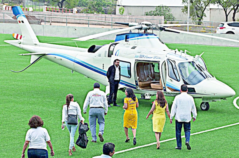 La aspirante del PRD, Beatriz Mojica, arribó a Chilapa en un helicóptero, que alquiló en 5 mil pesos la hora, con el mismo proveedor del abanderado del tricolor, dijo. (CRISTOPHER ROGEL BLANQUET / EL UNIVERSAL)
