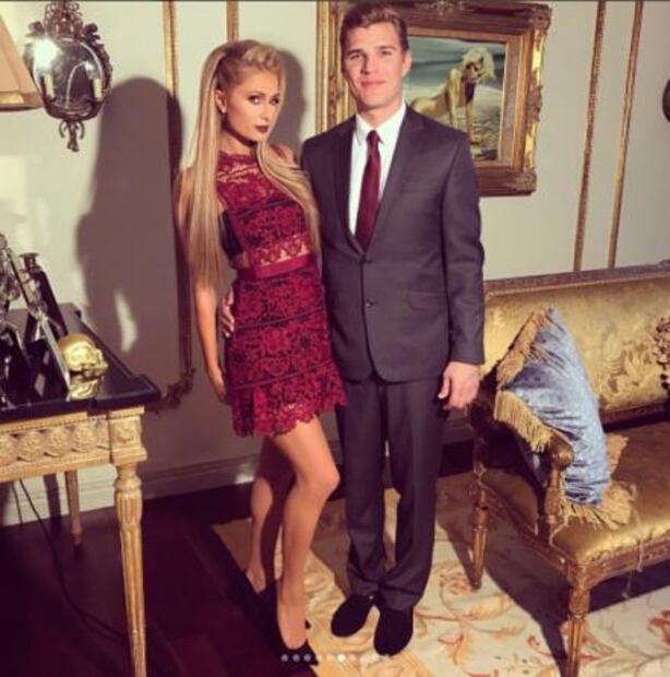 Paris Hilton presume el tatuaje que su novio se hizo por amor