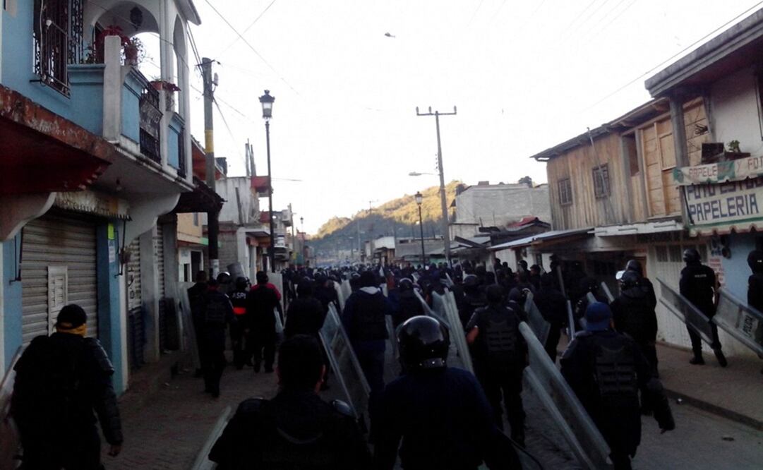 Uniformados intentaron recuperar la cabecera municipal. /Óscar Gutiérrez - EL UNIVERSAL