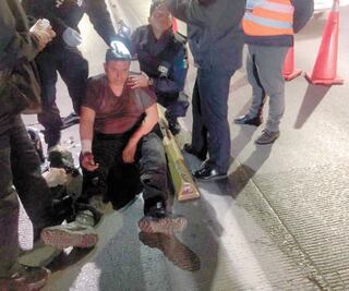 Por evitar un retén, conductor arrastra a policía municipal