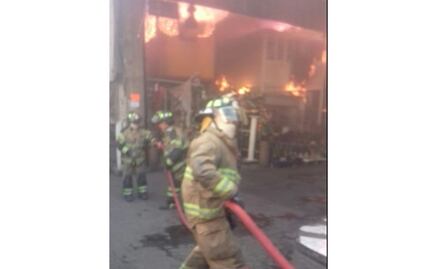 Reportan bombero herido en incendio de Mercado de Jamaica