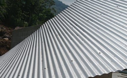 Lluvias afectan al menos tres municipios de Chiapas; reportan derrumbes, desprendimientos y edificios sin techo