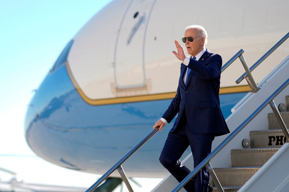 El presidente de Estados Unidos, Joe Biden, a su llegada al aeropuerto internacional John F. Kennedy, en Nueva York. FOTO: ANDREW HARNIK. AP