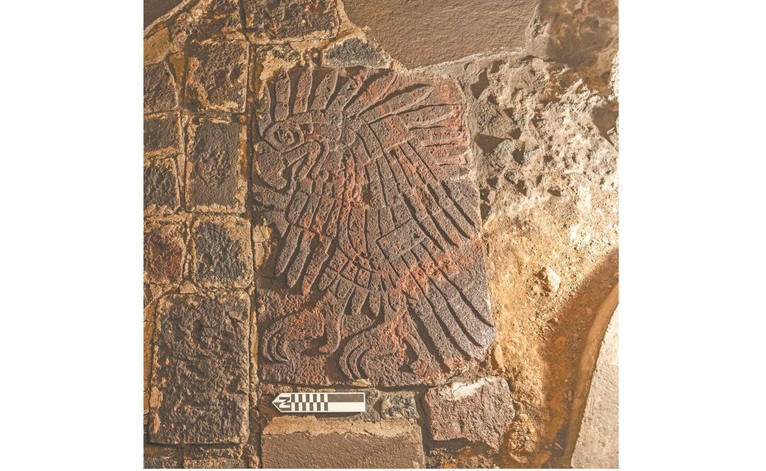 La escultura del águila real labrada en roca de tezontle rojo se descubrió en noviembre de 2019. Foto: Cortesía Proyecto Templo Mayor-Mirsa Islas