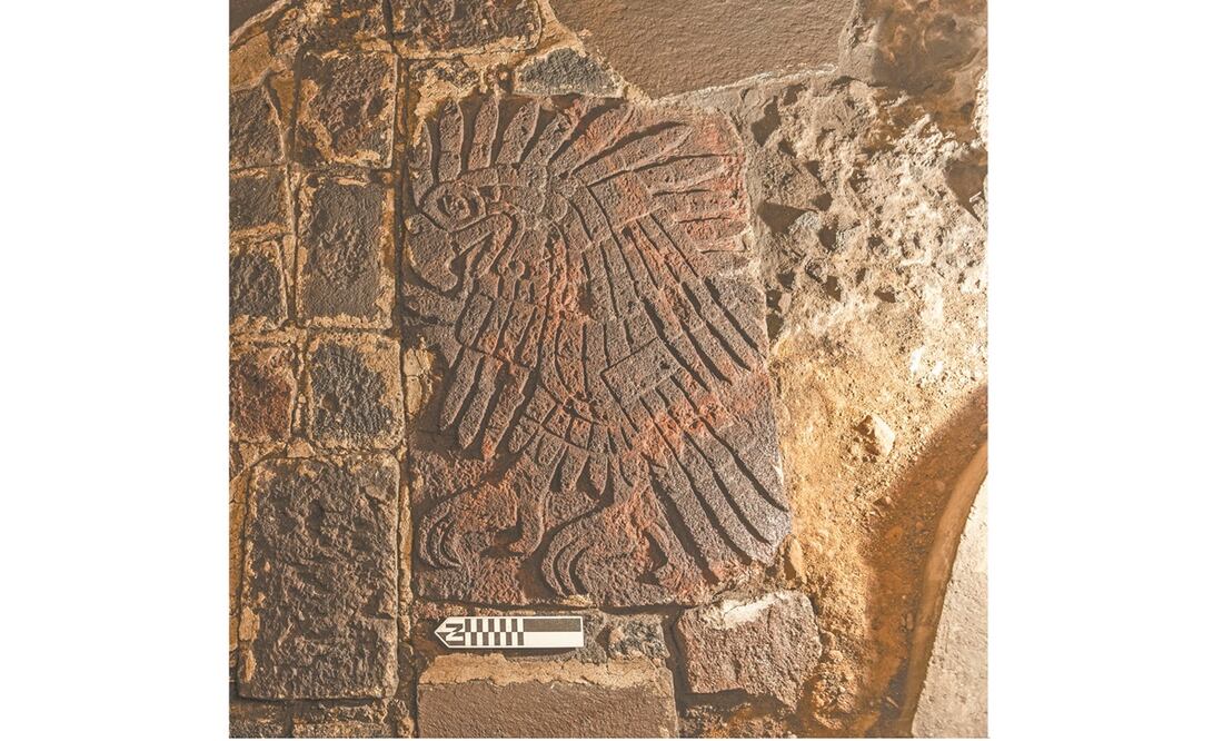 La escultura del águila real labrada en roca de tezontle rojo se descubrió en noviembre de 2019. Foto: Cortesía Proyecto Templo Mayor-Mirsa Islas