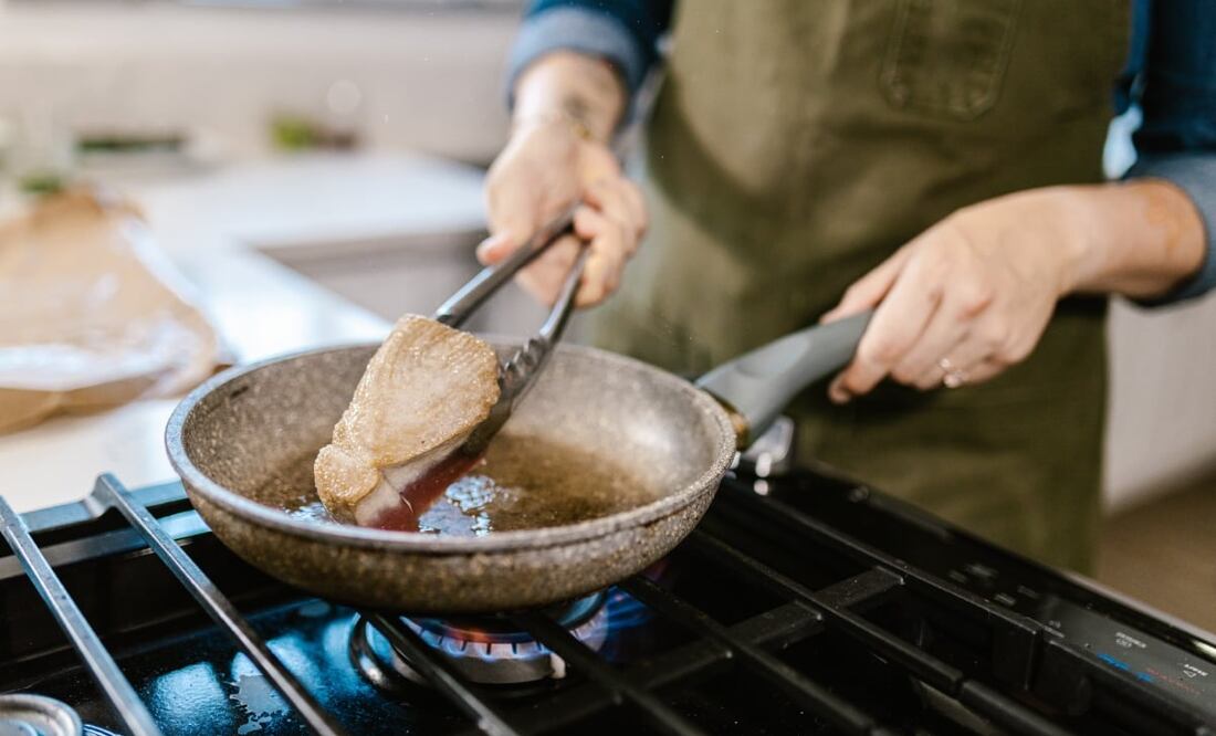 El aceite usado puede contaminar miles de litro de agua. Imagen: Pexels