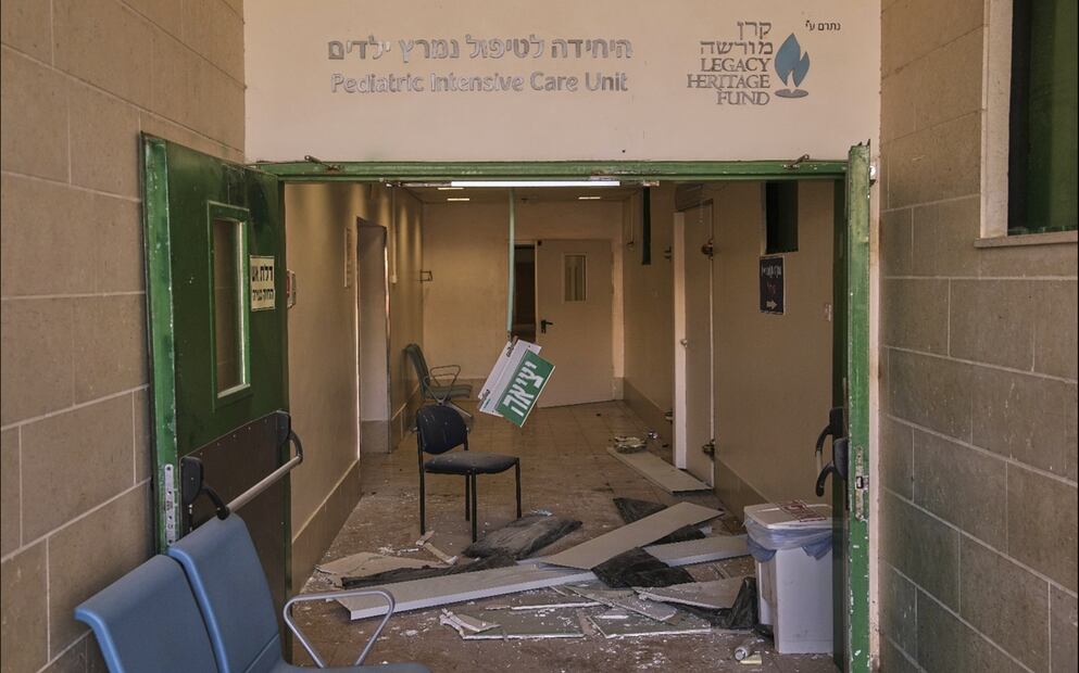 Imagen de los daños al interior de un edificio del complejo hospitalario Soroka que fuera alcanzado por un misil disparado desde Irán en Beer Sheva, Israel, el jueves 19 de junio de 2025. Foto: AP