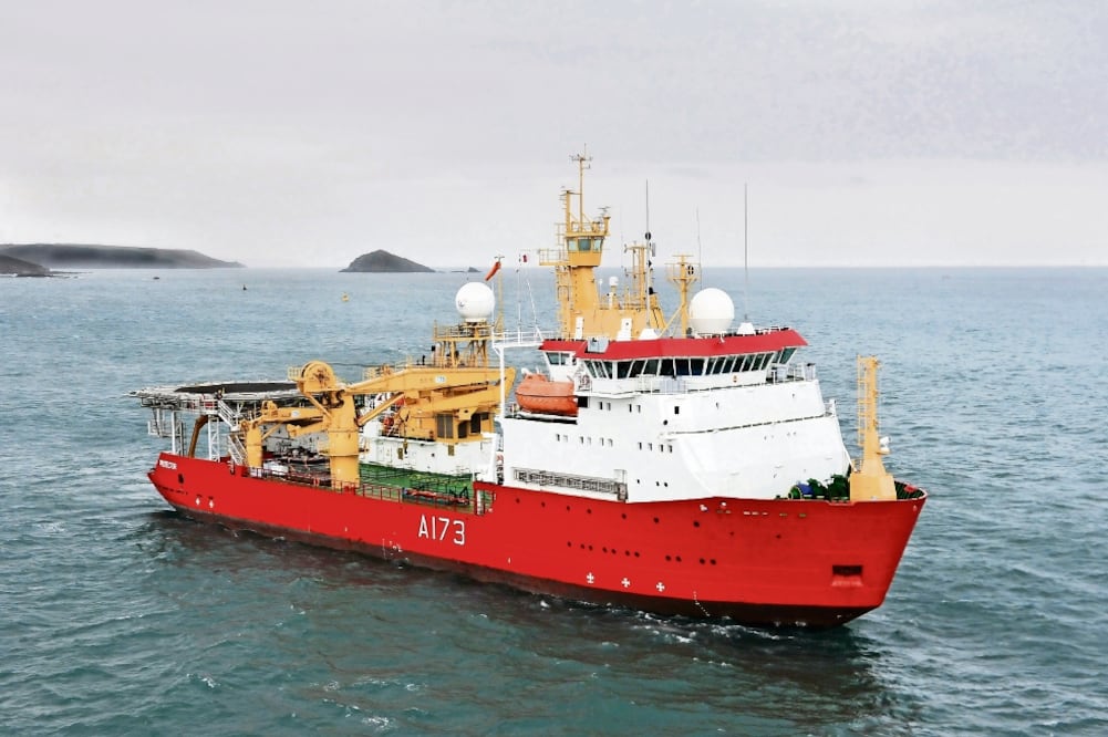El Protector británico es una de las embarcaciones que se suma a la búsqueda del submarino argentino ARA San Juan, desaparecido en aguas del Atlántico, frente a las costas de la Patagonia. (AP)