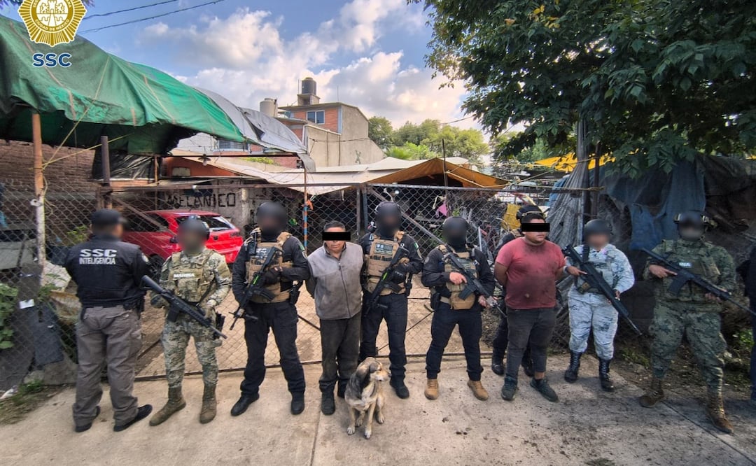 Detienen a dos hombres en Xochimilco durante cateo por robo de autos. Foto: Especial