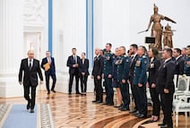 Putin ironiza sobre como Trump "educó" a Zelensky ante sus modales y vestirse como Rambo; agradece labor del republicano