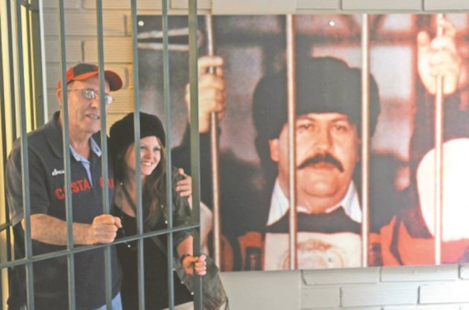 El Foco. El elefante blanco y la robot REK