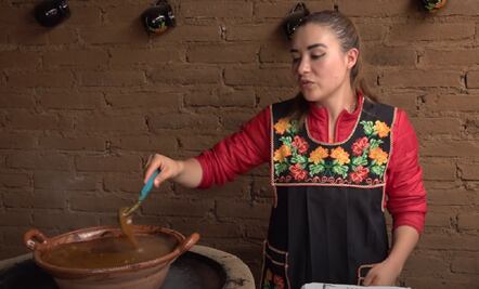 Mole de rancho, aprende cómo prepararlo con la hija de Doña Ángela 