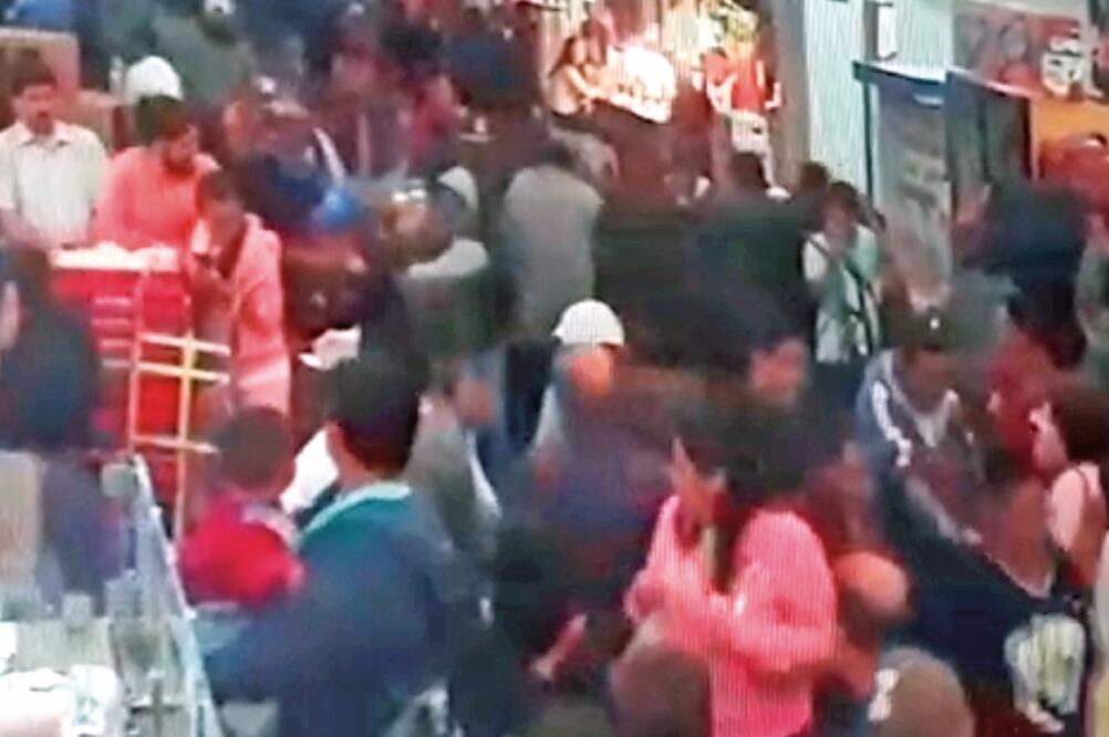 La agente de la SSP atendía un reporte por el robo en una cremería de la Central de Abasto; autoridades ya buscan al agresor. Foto: TOMADA DE VIDEO