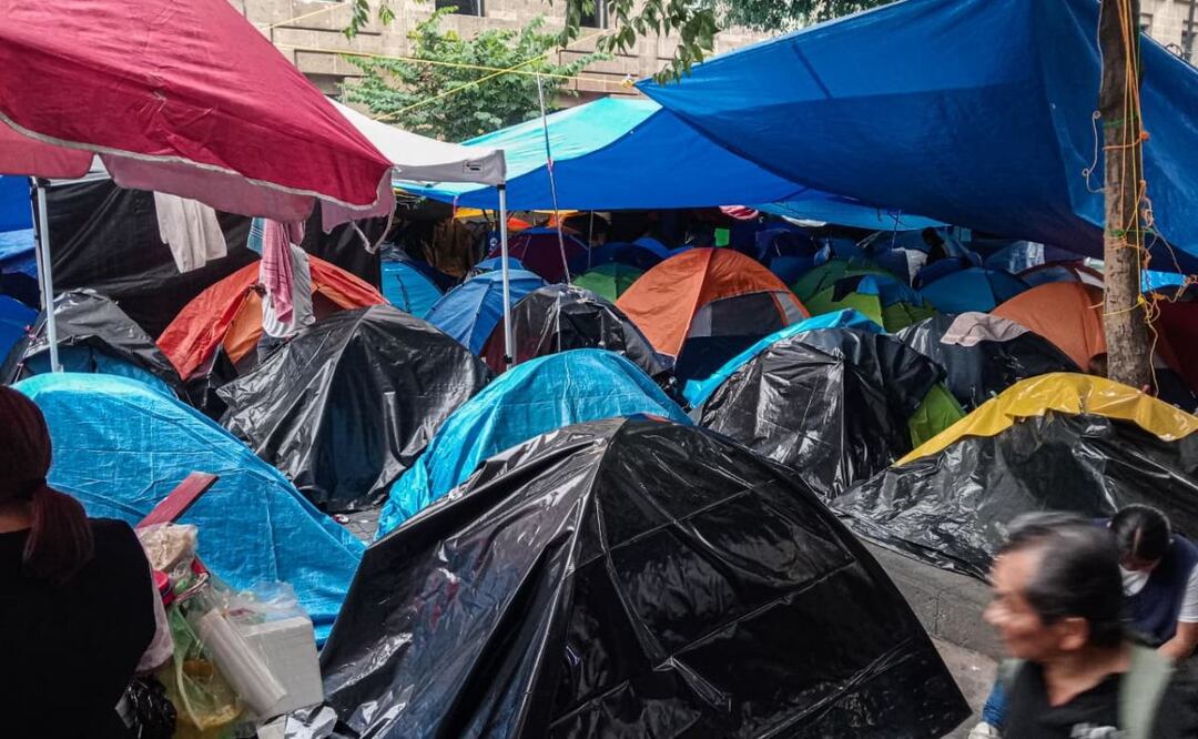 El bloqueo comienza sobre Eje Central; desde ahí, hay un conjunto de lonas y casas de campaña que ocupan la calle Cinco de Mayo. | Foto: Gabriel Pano/ EL UNIVERSAL.