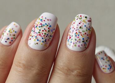 Uñas confeti que son tendencia este 2025
