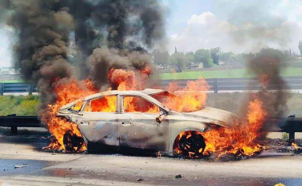 Tráiler impacta dos vehículos y provoca incendio en Atitalaquia, Hidalgo; cinco personas resultaron heridas.
Foto: Especial.